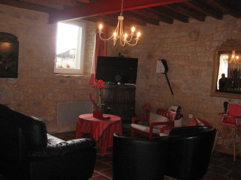 Vila La Ferme De Montigny Asnieres-en-Bessin Exteriér fotografie