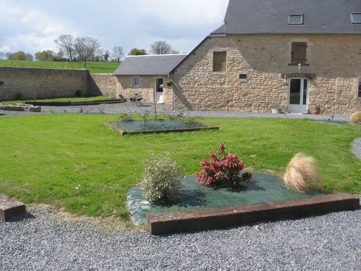 Vila La Ferme De Montigny Asnieres-en-Bessin Exteriér fotografie